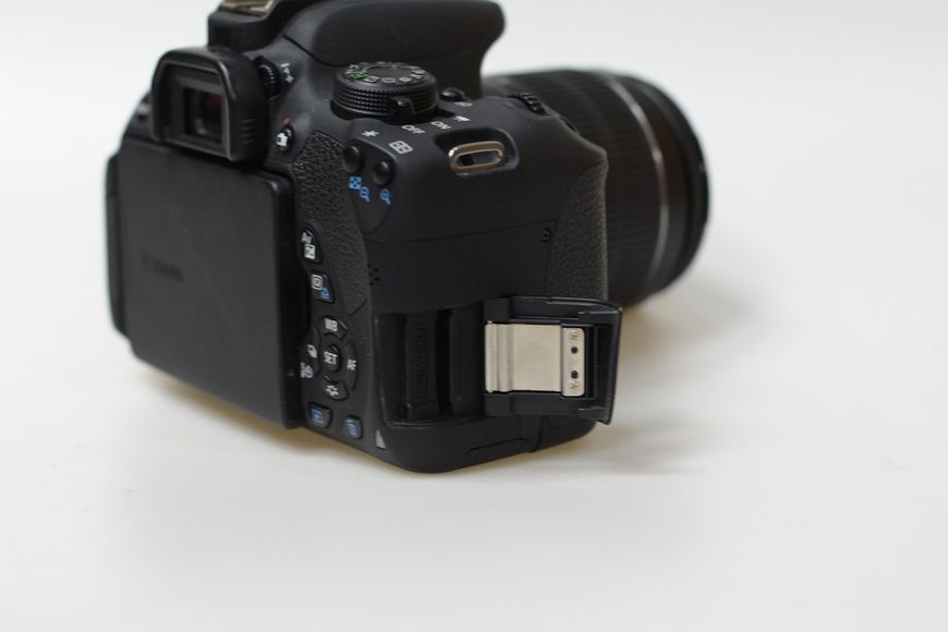 Фотоаппарат зеркальный Canon EOS 700D kit EF-S 18-55mm f/3.5-5.6 IS II б/у / в магазине Киев 1654360774 фото